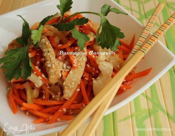 Соединить кальмар с овощами, добавить чеснок. Дать настояться 2-3 часа. Перед подачей посыпать кунжутными семечками.