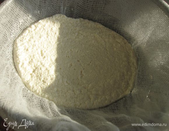 Молоко перелить в кастрюлю и на среднем огне довести до кипения. Влить смешанную 
с соком лимона горячую воду и, помешивая венчиком, дождаться пока отделится сыворотка (15 минут). Снять с огня, влить в заранее приготовленное сито, выложенное тонким х/б полотенцем или марлей, сложенной в несколько слоев. Довести до полного остывания при комнатной температуре.
