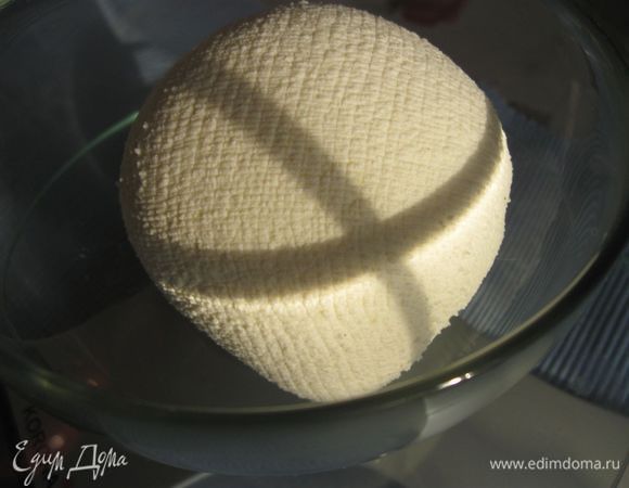  Свернуть ткань или марлю с творогом мешочком, перевязать веревкой и подвесить над раковиной или кастрюлей для остаточного слива сыворотки ( на 2 -3 часа). Снять марлю, положить в миску и поместить в холодильник.

