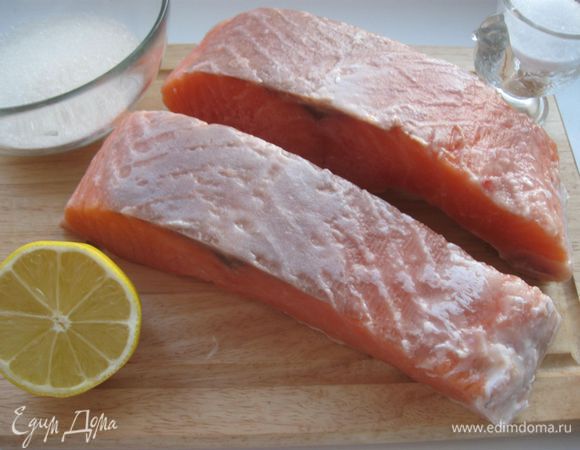Куски филе натереть солью, сахаром, обмазать соком лимона. Дать постоять 3 часа. Убрать в холодильник на ночь.