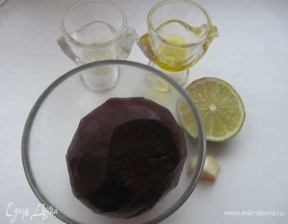 Отварить свеклу до полуготовности (30-40 минут), после варки залить холодной водой.