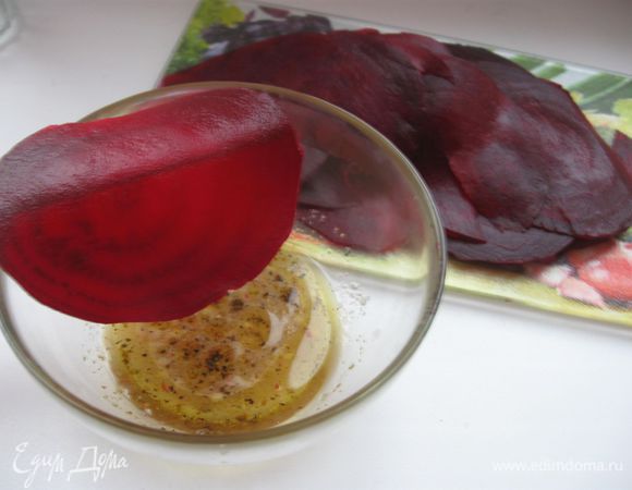 Приготовить маринад из выжатого сок лайма, бальзамического уксуса, оливкового масла, соли, перца, сахарного песка, пропущенного через пресс чеснока. Очистить свеклу и нарезать максимально тонкими пластинами.
