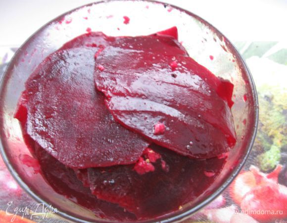 Поместить свеклу в маринад и оставить там на 2-3 часа.
