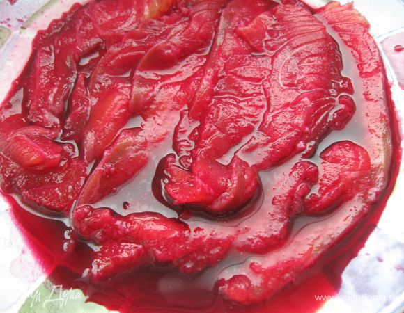 Филе рыбы нарезать максимально тонкими пластинами.
Часть нарезанного филе поместить в сок сырой свеклы на 30 мин. 
