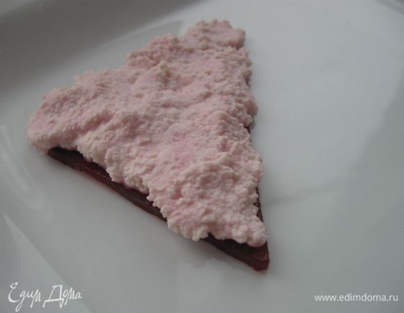 Свекла маринованная, разрезанная на треугольники, прослаивается домашним творогом, посыпается тертым сыром. Творог предварительно смешивается со сливками.