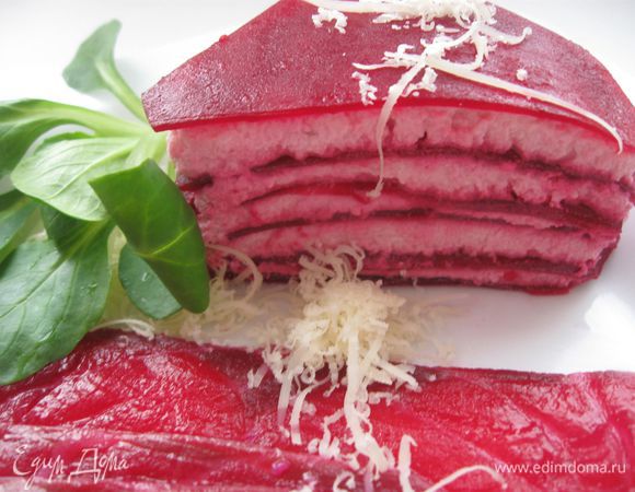 Сыр  натереть на  мелкой терке. Салат промыть, просушить.Декорировать блюдо.
