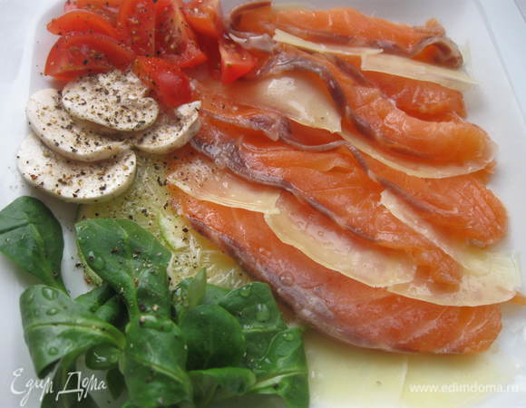 Грибы почистить, помыть, разрезать вдоль на тонкие пластины, сбрызнуть лимоном, посолить и поперчить. Украсить помидорами черри, зеленью, нарезанными картофелечисткой лепестками сыра.
