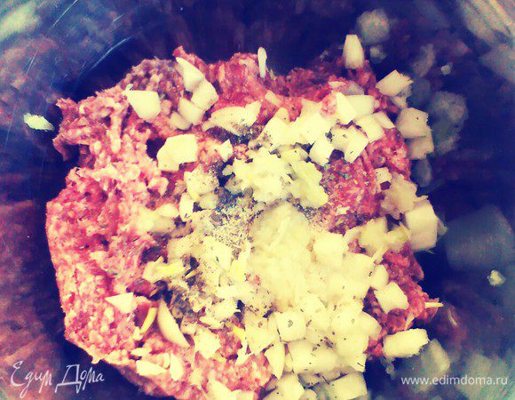 Фарш, лук, базилик, соль, перец смешать.