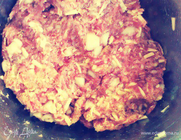 Замесить фарш.