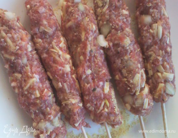 На шампур "одеть" фарш.