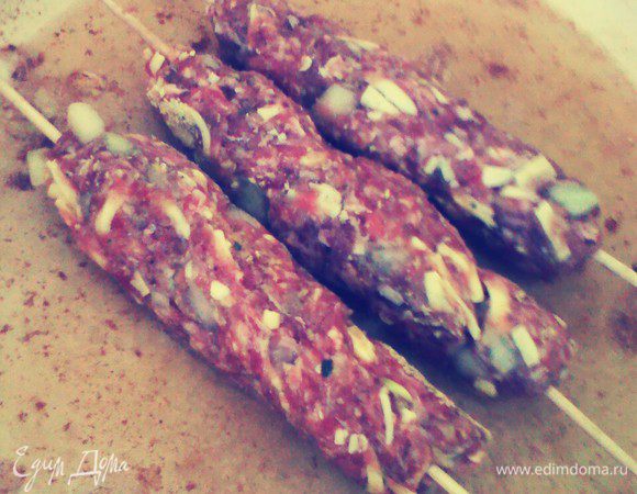 Жарить кебабы на среднем огне 20 минут.