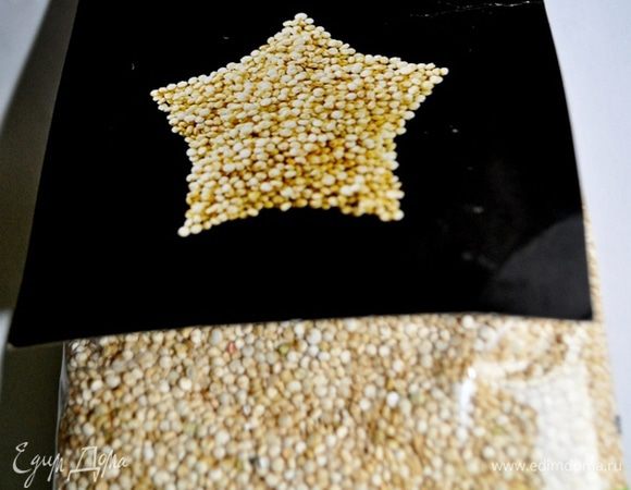 Киноа (лат. Chenopodium quinoa) — зерновая культура, однолетнее растение, вид рода Марь (Chenopodium) семейства Маревые (Chenopodiaceae), произрастающее на склонах Анд в Южной Америке. (из интернета)

Киноа имеет древнее происхождение и была одним из важнейших видов пищи индейцев. В цивилизации инков киноа была одним из трех основных видов пищи наравне с кукурузой и картофелем. Инки её называли «золотым зерном».