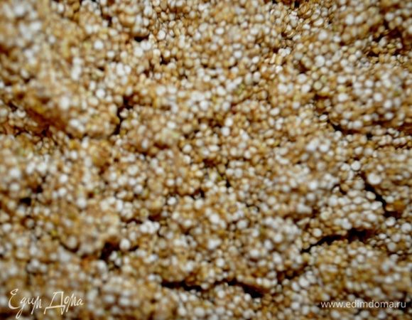 Хорошо промыть киноа, положить промытую крупу в кипящий бульон,варить примерно 12 минут, после чего бульон слить,а киноа снова хорошо промыть (это нужно сделать обязательно, чтобы крупа не горчила), откинуь её на сито, чтобы удалить всю жидкость.