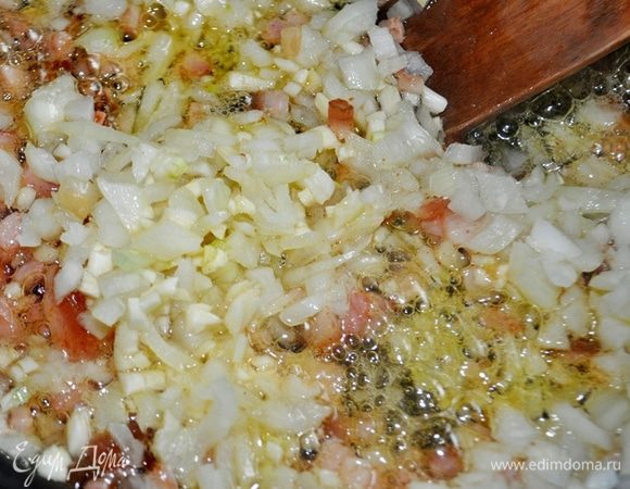 Лук и чеснок очистить, мелко нарезать.В глубокой,большой сковороде разогреть сливочное масло,добавить лук и чеснок,жарить помешивая 3-5 минут, добавить нарезанный кубиками бекон,жарить на сильном огне 3 минуты, помешивая,