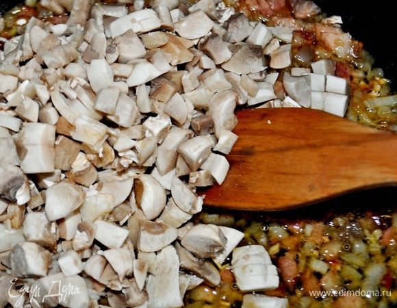 Далее,добавить предварительно промытые и нарезанные ломтиками шампиньоны,приправить мускатным орехом,солью и перцами по вкусу, готовить 4-5 минут.