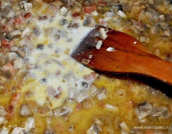 влить сливки,довести до кипения и добавить киноа,