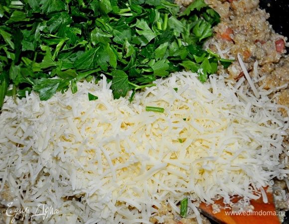 затем добавить натёртый на мелкой тёрке пармезан и нарезанную петрушку,перемешать,