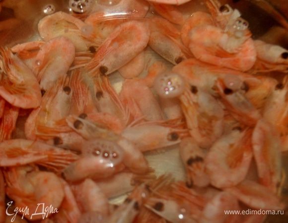 В кипящую воду опустить креветок,затем вынуть их из воды (воду не выливать) очистить.