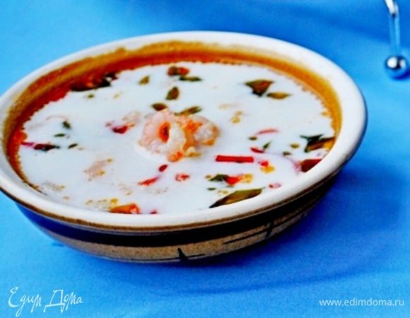 В воду, где варились креветки (назовём её бульоном), добавить сливки, довести до кипения, всыпать натёртый пармезан, перемешать, добавить обжаренных креветок с петрушкой и чили, посолить по вкусу. Соус подавать свежим и горячим,для этого его готовят сразу после основы кинотто.