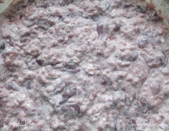 Мелко-мелко накрошила куриную печень, добавила свиного фарша, тщательно вымесила. В курино-свиную начинку положила сметану, посолила, поперчила. Все еще раз вымесила.