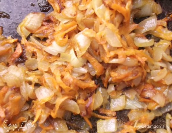 Обжарила лук с морковью с небольшим количеством растительного масла.