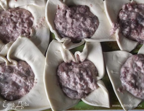Нарезала листовое тесто на квадраты, разложила в смазаные растительным маслом силиконовые формочки, наполнила фаршем. В формочки вниз положила сметанный курино-свиной фарш.