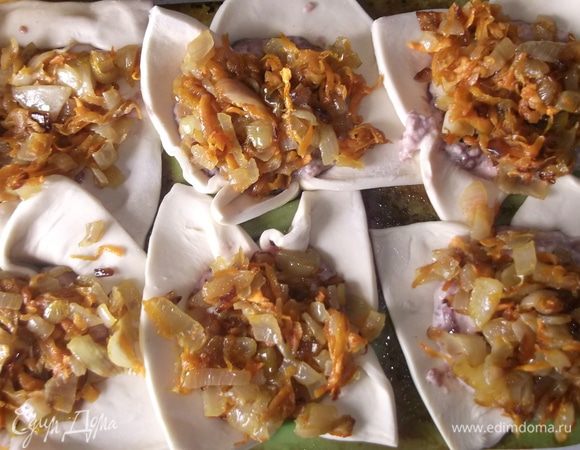 Сверху выложила жареный лук с морковью.