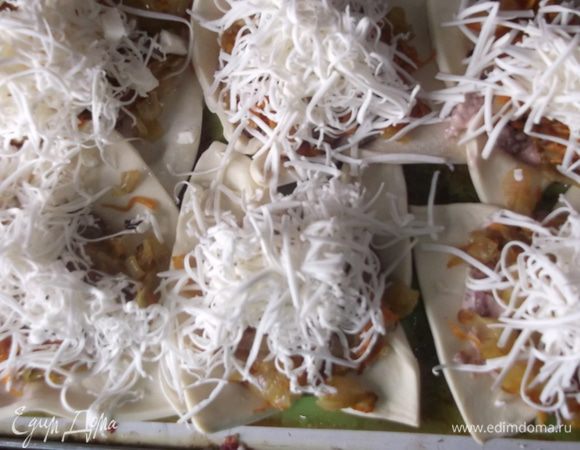 Присыпала тертым сыром.