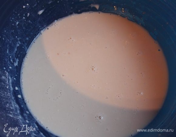 В 0,5 ст. молока теплого разводим дрожжи, добавим 2 ст.л. муки, сахара немного... немного даем постоять....15 минут.