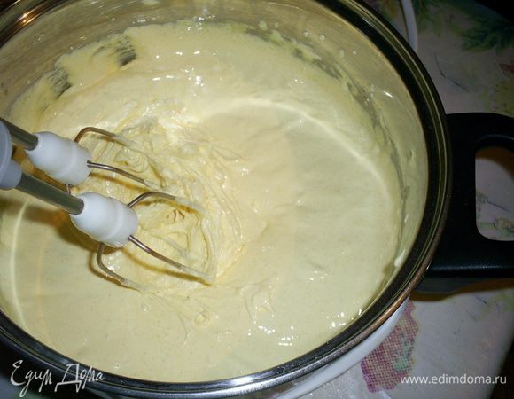 Теперь займемся кремом. Для этого желтки взбиваем миксером с сахаром и ванилином до побеления. В это время наши сливки уже должны находится в кастрюльке на плите, доводим их до кипения, снимаем с огня и тонкой струйкой, постоянно помешивая венчиком, вливаем их во взбитые желтки.