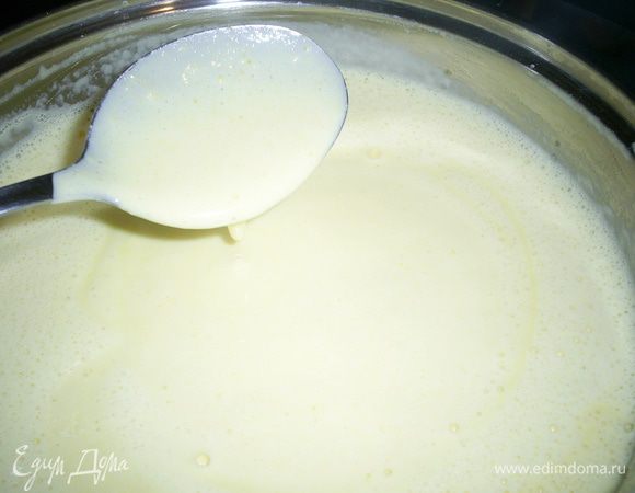 Ставим наш крем на медленный огонь и варим, постоянно помешивая ложкой по дну, до загустения. Масса должна стать как жидкая сгущенка или кефир. Смотрите не переварите, как только появятся первые признаки закипания  - выключайте. Скажу честно, даже если вы переварите крем, то никто и никогда этого не узнает)))
