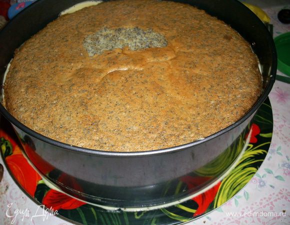 Теперь кладем один корж на блюдо в кулинарное кольцо, я всегда использую бортик от разъемной формы, в которой бисквит выпекался. Выливаем на корж 1/3 часть горячего!!! крема, накрываем вторым коржом, снова 1/3 крема, третий корж и оставшийся крем. Накрываем 4-м коржом и слегка прижимаем. Теперь наш торт должен час постоять при комнатной температуре, затем отправляем его на ночь в холодильник. На фото на верхнем корже дырочка, это моя помощница, пока мама отвернулась, решила продегустировать торт и пальчиком выковыряла кусочек)))