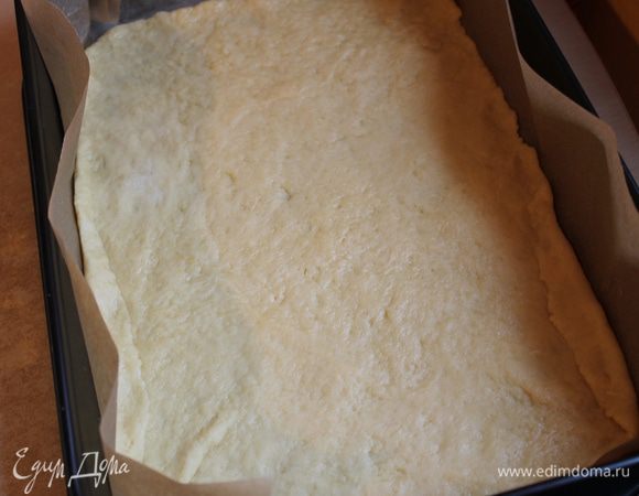 Раскатываем в пласт примерно 21 на 30. Выкладываем на лист, застеленный бумагой.