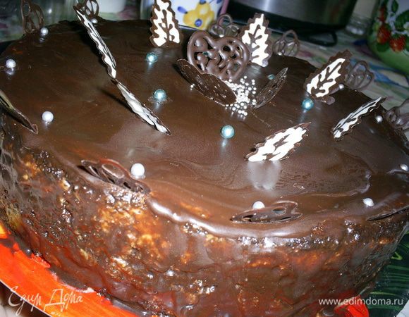 Украшаем по своему желанию. У меня в этот раз были кондитерские бусинки и шоколадные листики. Как сделать листики можно посмотреть здесь http://www.edimdoma.ru/posts/3649.
Хотя даже если вы решите не тратить время на украшения, вкус торта все равно будет сногсшибательным. Приятного аппетита!!!