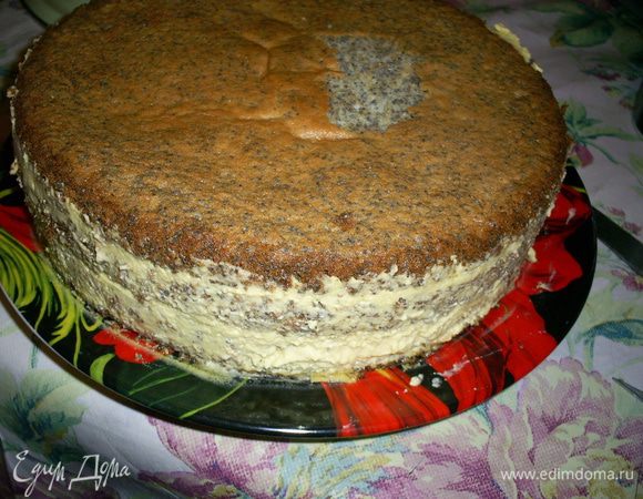 Утром проводим ножом вдоль бортиков формы и снимаем кольцо. растапливаем шоколад с маслом, даем глазури немного остыть и наносим на торт.