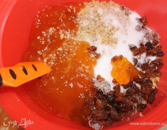 делаем нашу начинку.. перемолотые орехи смешиваем с джемом, измельченым изюмом, сахаром и белком.