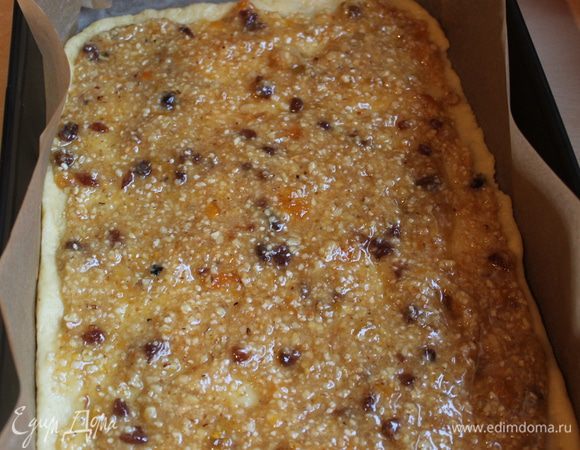 намазываем половиной начинки на пласт, закрываем его вторым пластом и свеху опять начинка.