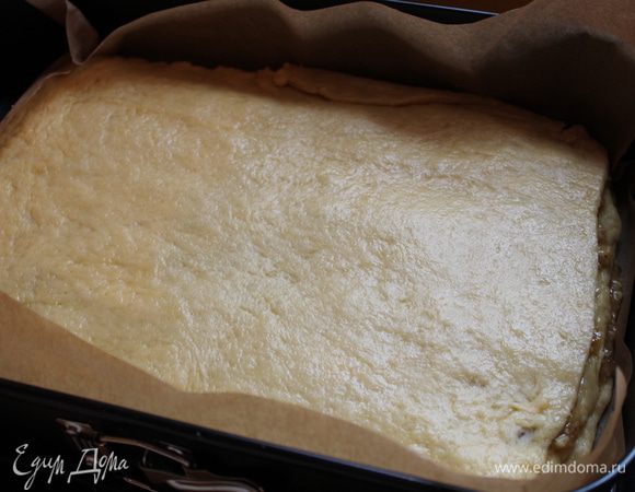 закрываем третьим пластом все,ставим на расстойку , на 30 минут. Затем в духовку на 20 минут примерно..при 200 г  ориентируйтесь по свеой духовке...до золотистого цвета