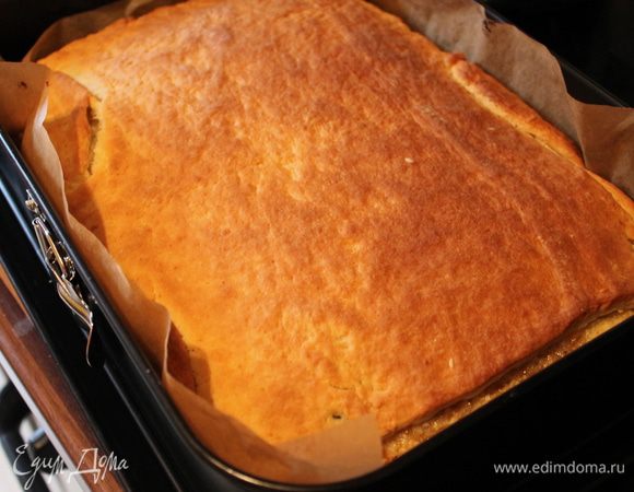 через 20 минут достаем наш пирог, поливаем глазурью...Глазурь: смешаем все ингридиенты, ставим на огонь в кастрюльке и доводим до первых бульков или до загустения...