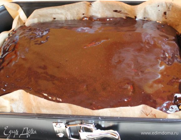 еще горячим поливаем наш пирог..