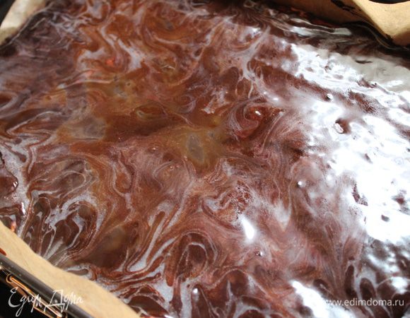 мне захотелось сделать рисунок белым шоколадом, но надо было подождать пока масса застынет..и у меня не чего не получилось...