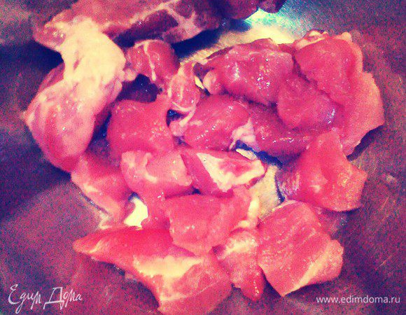 Мясо моем, сушим,  режим на среднего размера куски. 