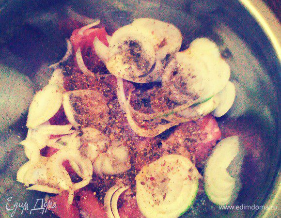 Добавить соль, перец, приправу, уксус.