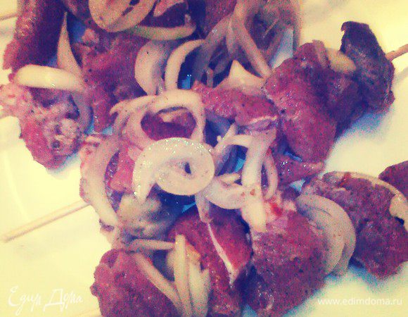 Нанизываем мясо на шпажги.