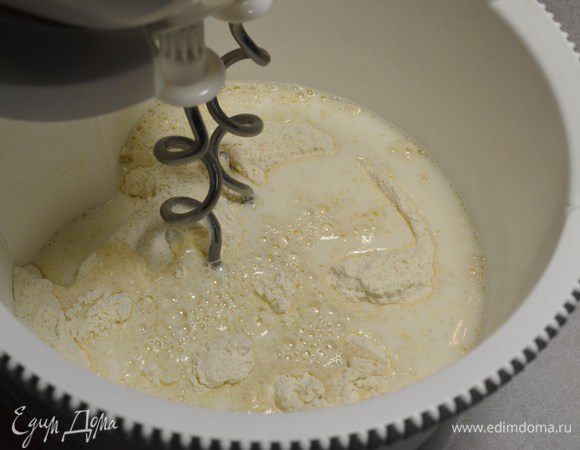 Влить теплое молоко (или воду). 