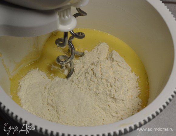 Добавить оставшуюся муку. 