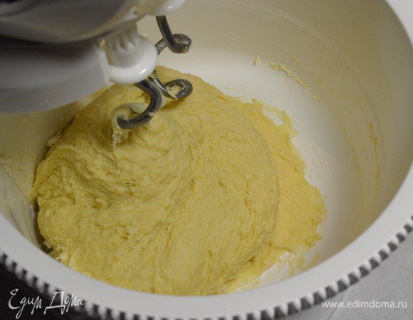 Мешать тесто на 2-3 скорости.