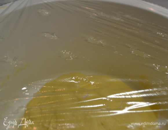 Накрыть пищевой пленкой, в которой сделать несколько дырочек. 