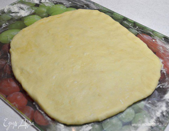 Тесто разделить на 2 части. Одну из частей сделать чуть больше. Большую часть теста раскатать.