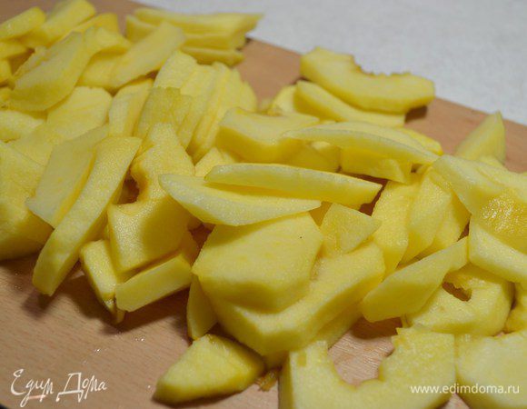 Яблоки нарезать дольками.